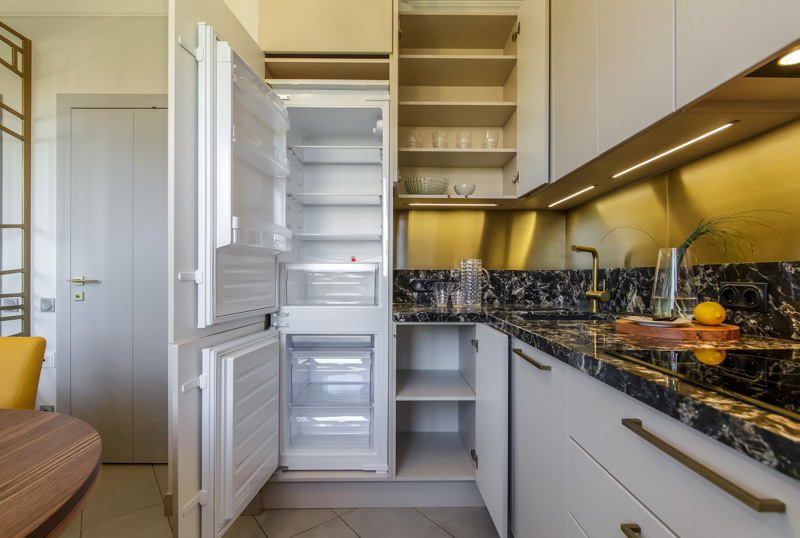 А вот и встраиваемый холодильник на кухне, что лучше?